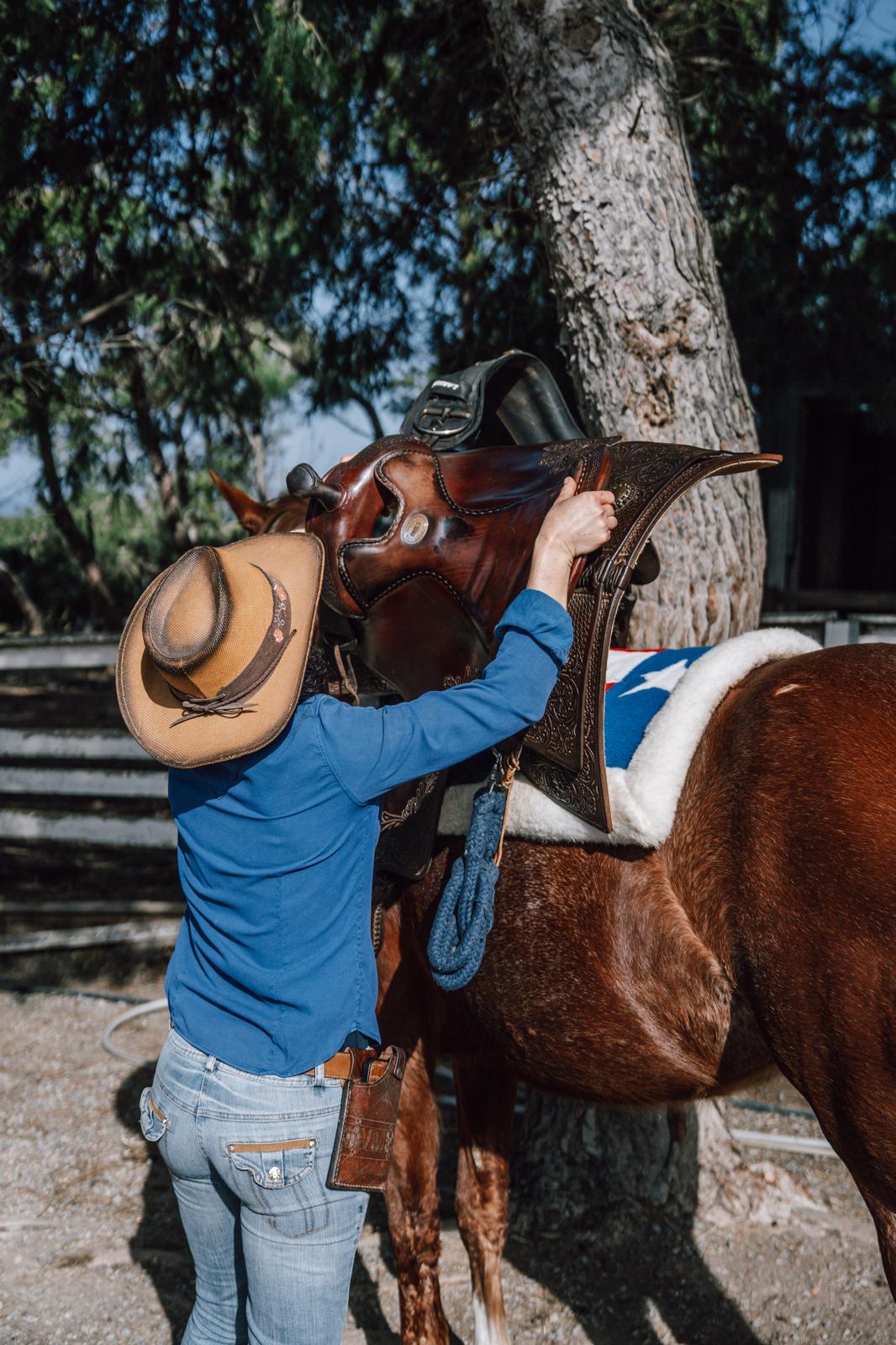 Une selle western posée sur le cheval avant la balade